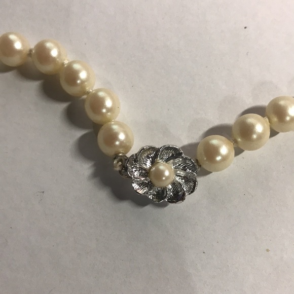 Vintage | Matte | Faux Pearl | Silver Flower Clasp | Necklace | Approx. … - Picture 3 of 4
